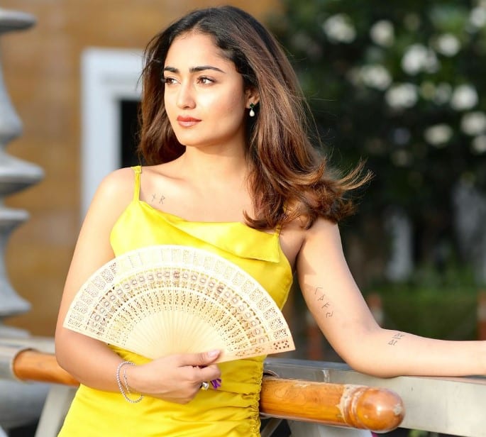 આ પછી ત્રિધાને એક સીરિઝ મળી જેણે તેનું નસીબ બદલી નાખ્યું. વાસ્તવમાં, તેણે 'આશ્રમ' શ્રેણીમાં તેના કરતા 24 વર્ષ મોટા બોબી દેઓલ સાથે કામ કર્યું હતું. આ સીરિઝને ખૂબ પસંદ કરવામાં આવી અને આ પછી ત્રિધા પણ રાતોરાત સ્ટાર બની ગઈ.