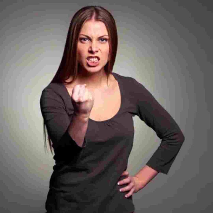 ਕੁਝ ਲੋਕ ਅਜਿਹੇ ਹੁੰਦੇ ਹਨ ਜੋ ਛੋਟੀਆਂ-ਛੋਟੀਆਂ ਗੱਲਾਂ 'ਤੇ ਹਰ ਸਮੇਂ ਗੁੱਸੇ ਰਹਿੰਦੇ ਹਨ। ਇਸ ਲਈ ਅਜਿਹੀ ਸਥਿਤੀ ਵਿੱਚ, ਸਭ ਤੋਂ ਪਹਿਲਾਂ ਆਪਣੇ ਤਣਾਅ ਦੇ ਪੱਧਰ ਨੂੰ ਘਟਾਉਣ ਬਾਰੇ ਸੋਚੋ। ਜਿਸ ਲਈ ਤੁਹਾਨੂੰ ਆਪਣੀ ਰੁਟੀਨ ਵਿੱਚ ਯੋਗਾ, ਧਿਆਨ, ਸੰਗੀਤ, ਡਾਂਸ, ਸਾਈਕਲਿੰਗ ਵਰਗੀਆਂ ਗਤੀਵਿਧੀਆਂ ਨੂੰ ਸ਼ਾਮਲ ਕਰਨਾ ਚਾਹੀਦਾ ਹੈ। ਇਨ੍ਹਾਂ ਚੀਜ਼ਾਂ ਨੂੰ ਕਰਨ ਨਾਲ ਹੈਪੀ ਹਾਰਮੋਨਸ ਨਿਕਲਦੇ ਹਨ, ਜਿਸ ਨਾਲ ਗੁੱਸੇ ਨੂੰ ਕੰਟਰੋਲ 'ਚ ਰੱਖਿਆ ਜਾਂਦਾ ਹੈ।