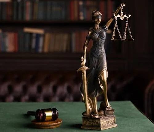 இந்திய அரசியலமைப்பு சட்டத்தின் (Indian Constitution Law) படி கேஸ் (Cylinder) வெடித்து ஒருவர் உயிர் இழந்தால், அந்த குடும்பத்தினருக்கு 50 லட்சம் சன்மானம் வழங்க வேண்டும் என்று சட்டம் கூறுகிறது. இதற்கு FIR மட்டும் பதிவு செய்ய வேண்டும்.