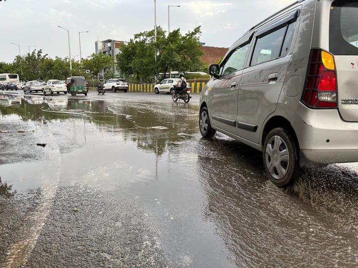 भारतीय मौसम विज्ञान विभाग (आईएमडी) ने बुधवार को अगले दो घंटों के दौरान राष्ट्रीय राजधानी के कुछ हिस्सों में हल्की बारिश और हवाएं चलने का अनुमान जताया है। (स्रोत: एबीपी)