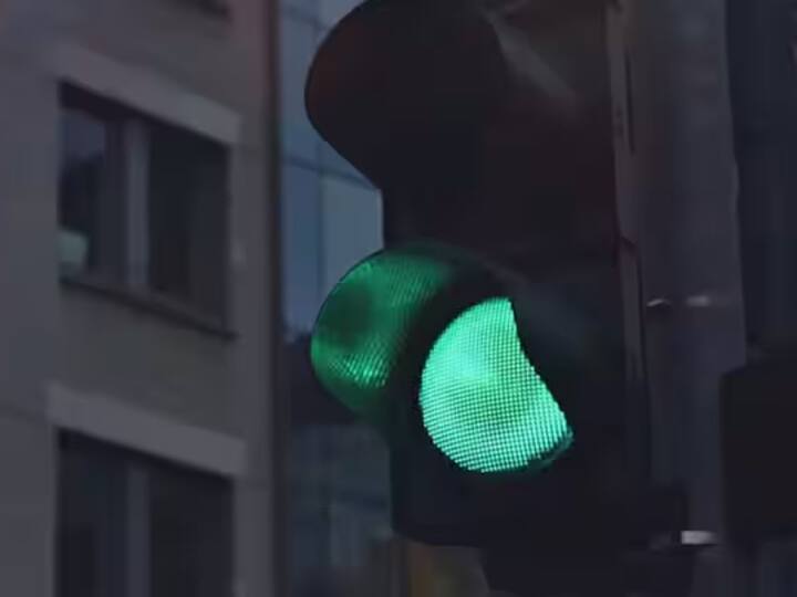 ਸਿਗਨਲਾਂ 'ਤੇ ਵਾਹਨਾਂ ਨੂੰ ਰੋਕਣ ਲਈ ਸਿਰਫ ਲਾਲ ਰੰਗ ਹੀ ਕਿਉਂ ਵਰਤਿਆ ਜਾਂਦਾ ਹੈ? ਤੁਹਾਨੂੰ ਦੱਸ ਦੇਈਏ ਕਿ ਸਮੁੰਦਰ ਵਿੱਚ ਲਾਲ ਰੰਗ ਦਾ ਸਿਗਨਲ ਕਾਫੀ ਦੂਰੀ ਤੋਂ ਦੇਖਿਆ ਜਾ ਸਕਦਾ ਹੈ। ਸਮੁੰਦਰੀ ਨੈਵੀਗੇਸ਼ਨ ਤੋਂ ਬਾਅਦ, ਰੇਲਵੇ, ਹਵਾਈ ਅੱਡਿਆਂ ਅਤੇ ਵਾਹਨਾਂ ਨੂੰ ਰੋਕਣ ਲਈ ਹਰ ਜਗ੍ਹਾ ਲਾਲ ਰੰਗ ਦੇ ਸਿਗਨਲ ਦੀ ਵਰਤੋਂ ਕੀਤੀ ਜਾਂਦੀ ਹੈ।