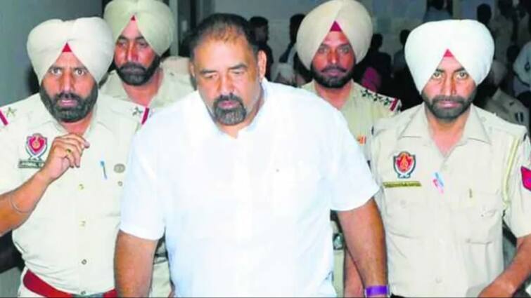 ED का पंजाब में बड़ा एक्शन, भोला ड्रग्स केस में 13 जगहों पर रेड, 3 करोड़ जब्त ED Raid in Punjab Illegal Mining Bhola Drugs Case shri ram stone crusher ED का पंजाब में बड़ा एक्शन, भोला ड्रग्स केस में 13 जगहों पर रेड, 3 करोड़ जब्त
