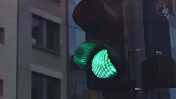 સિગ્નલો પર વાહનો રોકવા માટે માત્ર લાલ રંગનો જ ઉપયોગ કેમ થાય છે? સમુદ્રમાં લાલ રંગના સિગ્નલ લાંબા અંતરથી જોઈ શકાય છે. દરિયાઈ નેવિગેશન પછી, રેલ્વે, એરપોર્ટ અને વાહનોને રોકવા માટે દરેક જગ્યાએ લાલ રંગના સિગ્નલોનો ઉપયોગ થાય છે.