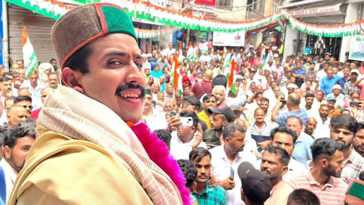 करणी सेना की इस बयान के बाद लग रहा है की मंडी पर लंबे समय से अपना कब्जा बनाए रखने वाली विक्रमादित्य सिंह की मां प्रतिभा सिंह को और समर्थन मिल रहा है. 1952 से अब तक कुल 20 लोकसभा सीटों में 14 बार कांग्रेस ने इन सीटों को जीता और उसमें से भी छह बार यह सीट वीरभद्र सिंह के परिवार के पास रही थी और पांच बार बीजेपी के खाते में गई थी.