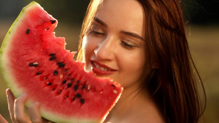 Different ways to use water melon for skin and health benefits for summer  Summer Skin Care : సమ్మర్​లో పుచ్చకాయను ఇలా తీసుకుంటే.. హెల్త్​కి, బ్యూటీకి ఎన్నో బెనిఫిట్స్