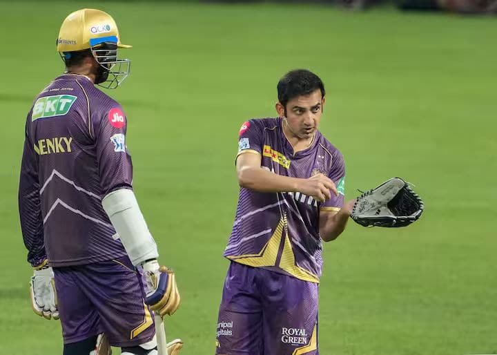 भारतीय क्रिकेट संघाचा माजी खेळाडू गौतम गंभीर IPL 2024 मध्ये कोलकाता नाइट रायडर्स संघातील मेंटॉरची भूमिका बजावत होता. प्रदीर्घ कालावधीनंतर गौतम गंभीर मेंटॉरच्या भूमिकेत परतला आणि केकेआरला जेतेपद मिळवून देण्यात त्याने महत्वाची भूमिका निभावली. (image credit-social media)