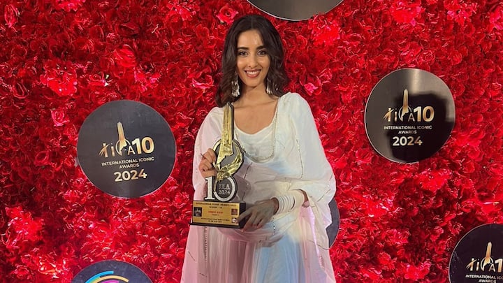 Actress Simrat Kaur made a heartfelt fashion choice at the International Iconic Awards, where she won the best debut award for her role in 'Gadar 2.'