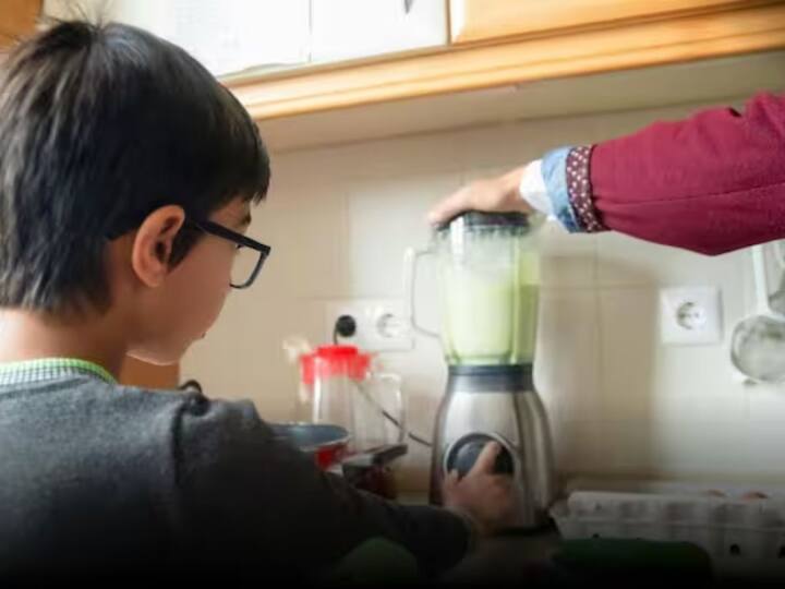 ਚਾਹੇ ਤੁਸੀਂ ਗਰਮੀਆਂ 'ਚ ਸ਼ੇਕ ਬਣਾਉਣਾ ਹੋਵੇ ਜਾਂ ਖਾਣੇ ਦਾ ਸਵਾਦ ਵਧਾਉਣ ਲਈ ਚਟਨੀ ਨੂੰ ਪੀਸਣਾ ਹੋਵੇ, ਮਿਕਸਰ ਗਰਾਈਂਡਰ ਦੀ ਵਰਤੋਂ ਹਰ ਕੰਮ ਲਈ ਜ਼ਰੂਰ ਕੀਤੀ ਜਾਂਦੀ ਹੈ। ਹਾਲਾਂਕਿ ਕੰਮ ਹੋਣ ਤੋਂ ਬਾਅਦ ਇਸ ਦੀ ਸਫ਼ਾਈ ਕਰਨ ਵਿੱਚ ਦਿੱਕਤ ਆ ਰਹੀ ਹੈ। ਇਹ ਨੁਸਖੇ ਅਜ਼ਮਾਓ, ਜੋ ਮਿਕਸਰ ਗ੍ਰਾਈਂਡਰ ਨੂੰ ਪਲ ਭਰ 'ਚ ਸਾਫ਼ ਕਰ ਦੇਣਗੇ।