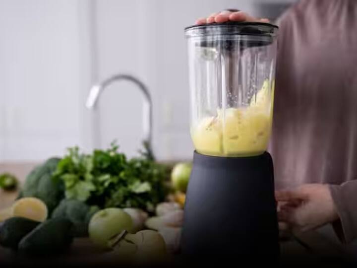 ਪਾਣੀ ਵਿੱਚ ਥੋੜਾ ਵਾਸ਼ਿੰਗ ਪਾਊਡਰ ਮਿਲਾਓ ਅਤੇ ਸਪੰਜ ਦੀ ਮਦਦ ਨਾਲ ਜਾਰ ਨੂੰ ਸਾਫ਼ ਕਰੋ। ਇਸ ਤੋਂ ਬਾਅਦ ਜਾਰ ਨੂੰ ਚੱਲਦੇ ਪਾਣੀ ਦੇ ਹੇਠਾਂ ਰੱਖੋ, ਜਿਸ ਨਾਲ ਗੰਦਗੀ ਤੁਰੰਤ ਸਾਫ਼ ਹੋ ਜਾਵੇਗੀ।