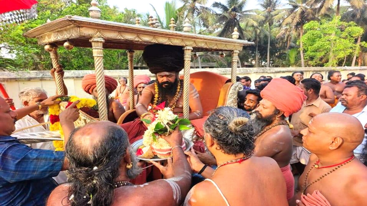 முந்தைய ஆதீனங்களின் குருமூர்த்தங்களுக்கு பல்லக்கில் சென்று வழிபாடு செய்த தருமபுரம் ஆதீனம்