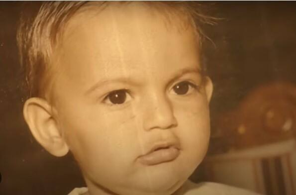 ਸ਼ੁਭਦੀਪ ਦਾ ਜਨਮ 11 ਜੂਨ, 1993 ਨੂੰ ਪੰਜਾਬ ਦੇ ਜ਼ਿਲ੍ਹੇ ਮਾਨਸਾ ਦੇ ਪਿੰਡ ਮੂਸਾ ’ਚ ਹੋਇਆ। ਉਹ ਇਕ ਸਿੱਖ ਪਰਿਵਾਰ ਨਾਲ ਸਬੰਧ ਰੱਖਦਾ ਸੀ। ਉਸ ਦਾ ਪਿਤਾ ਬਲਕੌਰ ਸਿੰਘ ਫ਼ੌਜ ਦੀ ਨੌਕਰੀ ਕਰਦਾ ਸੀ। ਉਸ ਦੀ ਮਾਤਾ ਦਾ ਨਾਂ ਚਰਨ ਕੌਰ ਹੈ, ਜੋ ਮੂਸਾ ਪਿੰਡ ਦੀ ਸਰਪੰਚ ਹੈ। ਸਿੱਧੂ ਨੇ ਸ਼ੁਰੂਆਤੀ ਸਿੱਖਿਆ ਮਾਨਸਾ ਦੇ ਸਕੂਲਾਂ ਤੋਂ ਹਾਸਲ ਕੀਤੀ।