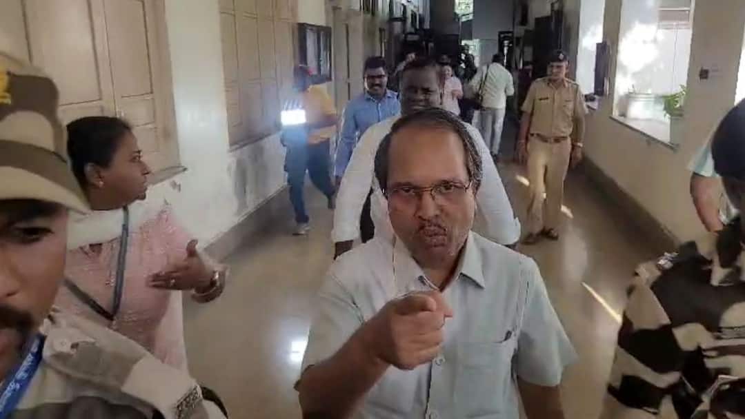 Sassoon Hospital : लाच खाऊन रक्ताचे सॅम्पल कचऱ्यात फेकणाऱ्यांवर प्रश्नांची सरबत्ती होताच 'ससून'चे डीन विनायक काळेंनी पळ काढला Sassoon Hospital dean Vinayak kale out from press as questions piled on those who threw the blood sample in the garbage pune porsche car accident vishal agarwal Sassoon Hospital : लाच खाऊन रक्ताचे सॅम्पल कचऱ्यात फेकणाऱ्यांवर प्रश्नांची सरबत्ती होताच 'ससून'चे डीन विनायक काळेंनी पळ काढला