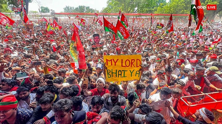 उदाहरण देते हुए अखिलेश यादव ने बताया कि सपा के एक जुनूनी कार्यकर्ता ने उनका टैटू तक बनवाया.