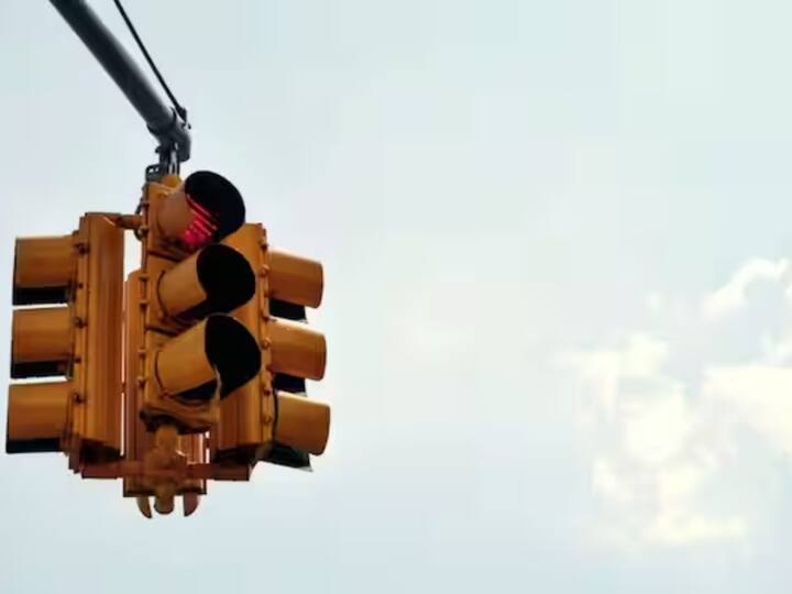 10 ਦਸੰਬਰ 1868 ਨੂੰ ਲੰਡਨ ਦੇ ਪਾਰਲੀਮੈਂਟ ਸਕੁਆਇਰ 'ਤੇ ਪਹਿਲੀ ਵਾਰ ਟ੍ਰੈਫਿਕ ਸਿਗਨਲ ਲਗਾਇਆ ਗਿਆ ਸੀ, ਜਿਸ ਨੂੰ ਗੈਸ ਨਾਲ ਜਗਾਇਆ ਗਿਆ ਸੀ। ਪਰ ਇੱਕ ਵੱਡੇ ਧਮਾਕੇ ਤੋਂ ਬਾਅਦ, ਅਗਲੇ 50 ਸਾਲਾਂ ਲਈ ਟ੍ਰੈਫਿਕ ਲਾਈਟਾਂ 'ਤੇ ਲਗਭਗ ਪਾਬੰਦੀ ਲਗਾ ਦਿੱਤੀ ਗਈ ਸੀ।