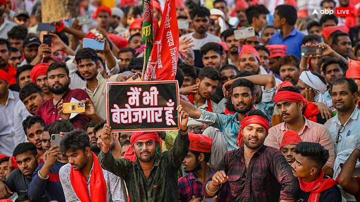 सपा नेता ने तब कार्यकर्ताओं से पूछा था कि अगर किसी रोज उनका मन बदल गया तो वे टैटू कैसे हटाएंगे?