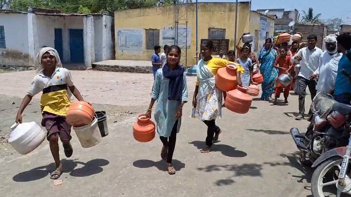 अगोदरच पाणी नसल्यामुळे अनेक ठिकाणी पाण्याची टंचाई निर्माण झालेली आहे. मात्र, ज्या ठिकाणी पाणी आहे, त्या ठिकाणी पाणीपुरवठा योजनांचं काम अर्धवट राहिल्याने तिथल्या गावांना कृत्रिम पाणी टंचाईचा सामना करावा लागत आहे.