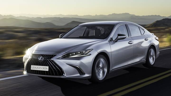 इन हाइब्रिड कारों की लिस्ट में लग्जरी कारों का नाम भी शामिल है. Lexus ES एक इलेक्ट्रिक हाइब्रिड कार है. ये कार 8.9 सेकंड में 0 से 100 kmph की रफ्तार पकड़ सकती है. इस लग्जरी कार की एक्स-शोरूम प्राइस 63.10 लाख रुपये से शुरू होकर 69.70 लाख रुपये तक जाती है.