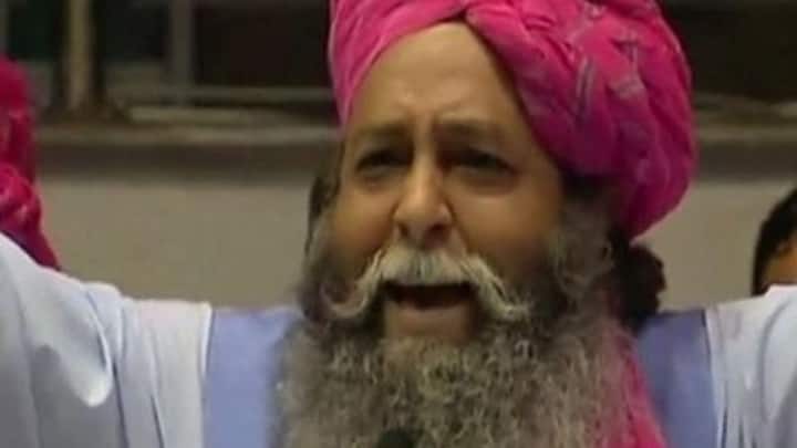 करणी सेना का कहना है कि अगर कंगना विक्रमादित्य सिंह के परिवार की महिलाओं के बारे में कुछ कहेगी तो करणी सेना को आपत्ति है. यह देवभूमि हिमाचल है अगर यहां कोई अभद्र भाषा का प्रयोग करता है तो यहां की जनता जागरूक है. सूरज पाल अम्मू ने साफ-साफ कह दिया कि अगर कोई हिमाचल के किसी भी घर की महिलाओं के खिलाफ कुछ बोलता है तो करणी सेना को आपत्ति है.