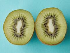 Kiwi Benefits : उन्हाळ्यात  'किवी' फळ असे  ठेवेल आजारांपासून दूर!