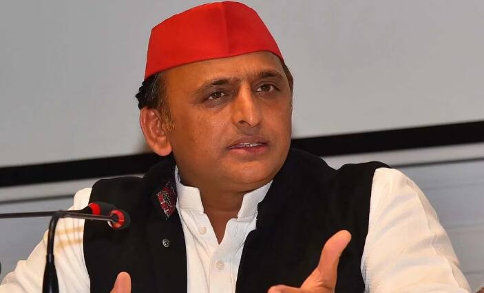 सोमवार को जिले के पॉलिटेक्निक ग्राउंड में सपा के राष्ट्रीय अध्यक्ष अखिलेश यादव का कार्यक्रम प्रस्तावित था. उक्त कार्यक्रम में जिले के चकरघट्टा थाने पर तैनात सब इंस्पेक्टर शिवधनी यादव की ड्यूटी लगी हुई थी.