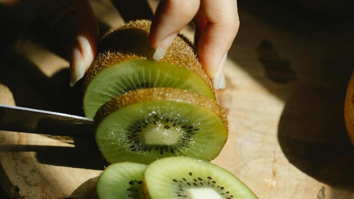 Kiwi Benefits : आज आम्ही तुम्हाला किवीचे असे फायदे सांगणार आहोत,जे खाल्ल्यानंतर तुम्ही अनेक आजारांपासून दूर राहू शकता.