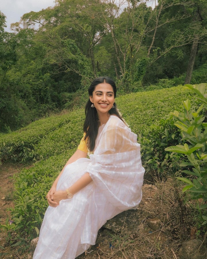 ఈ ఫోటోలను ఇన్స్టాలో షేర్ చేయగా ఆమె అభిమానులు చాలా అందంగా ఉన్నారంటూ కామెంట్ల రూపంలో కాప్లిమెంట్స్ ఇస్తున్నారు. ఈ ఫోటోలను షేర్ చేసి.. వాటికి 🤍🦢 అంటూ మీనాక్షి క్యాప్షన్ ఇచ్చింది.(Images Source : Instagram/Meenaakshi Chaudhary)