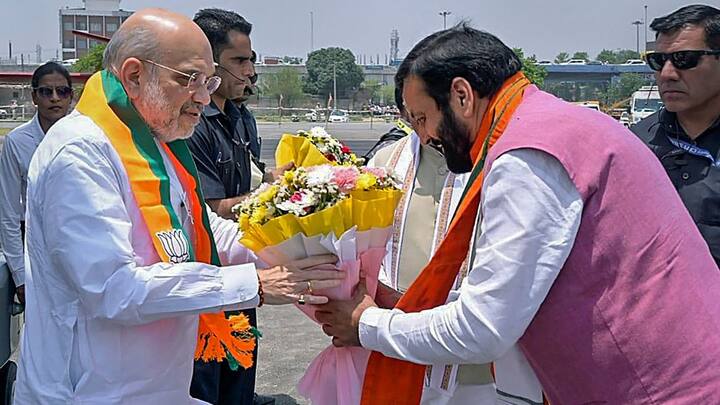 लोकसभा चुनाव 2024 में 293 सीटों पर बीजेपी वर्सेस रीजनल की लड़ाई है. रीजनल पार्टी की स्थिति अब थोड़ी सी नीचे है, लेकिन 2014 और 2019 में रीजनल पार्टी ने बीजेपी को टक्कर दी थी. 2019 में रीजनल पार्टी ने बीजेपी का स्ट्राइक रेट 50 प्रतिशत से ज्यादा जाने नहीं दिया था. वहीं कांग्रेस वर्सेस बीजेपी में स्ट्राइक रेट 90 प्रतिशत के ऊपर था.