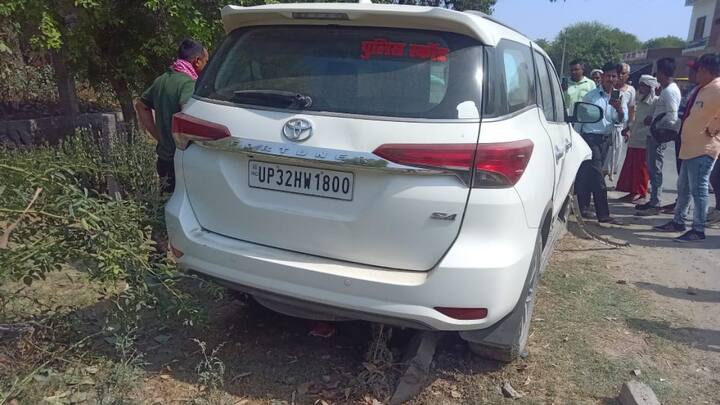 शव को कब्जे में लेकर पोस्टमार्टम के लिए भेज करनैलगंज पुलिस द्वारा आगे की जांच शुरू कर दी गई है. एक महिला को इलाज के लिए स्थानीय सामुदायिक स्वास्थ्य केंद्र में भर्ती कराया गया है.