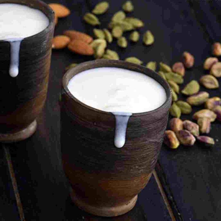 ਗਰਮੀਆਂ ਦੇ ਮੌਸਮ 'ਚ ਦਹੀਂ ਨਾਲੋਂ ਮੱਖਣ ਅਤੇ ਲੱਸੀ ਪੀਣਾ ਜ਼ਿਆਦਾ ਫਾਇਦੇਮੰਦ ਮੰਨਿਆ ਜਾਂਦਾ ਹੈ। ਇਸ ਦੇ ਨਾਲ ਹੀ ਜੇਕਰ ਅਸੀਂ ਲੱਸੀ ਅਤੇ ਮੱਖਣ ਦੀ ਗੱਲ ਕਰੀਏ ਤਾਂ ਇਨ੍ਹਾਂ ਦੋਵਾਂ ਵਿੱਚੋਂ ਮੱਖਣ ਜ਼ਿਆਦਾ ਫਾਇਦੇਮੰਦ ਹੈ। ਦਹੀਂ ਅਤੇ ਲੱਸੀ ਦੇ ਮੁਕਾਬਲੇ ਮੱਖਣ ਵਿੱਚ ਵਿਟਾਮਿਨ ਅਤੇ ਮਿਨਰਲਸ ਦੀ ਮਾਤਰਾ ਜ਼ਿਆਦਾ ਹੁੰਦੀ ਹੈ।