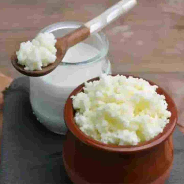 ਲੋਕ ਕਿਸੇ ਵੀ ਮੌਸਮ 'ਚ ਦਹੀਂ ਖਾਂਦੇ ਹਨ ਪਰ ਲੱਸੀ ਅਤੇ ਮੱਖਣ ਜ਼ਿਆਦਾਤਰ ਗਰਮੀਆਂ ਦੇ ਮੌਸਮ 'ਚ ਹੀ ਖਾਂਦੇ ਹਨ। ਅਜਿਹੇ 'ਚ ਲਗਭਗ ਹਰ ਕਿਸੇ ਦੇ ਦਿਮਾਗ 'ਚ ਇਹ ਸਵਾਲ ਆਉਂਦਾ ਹੈ ਕਿ ਕੀ ਮੱਖਣ, ਲੱਸੀ ਜਾਂ ਦਹੀਂ ਜ਼ਿਆਦਾ ਫਾਇਦੇਮੰਦ ਹੈ। ਆਓ ਜਾਣਦੇ ਹਾਂ ਇਸ ਬਾਰੇ।