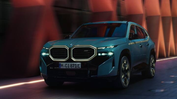 BMW XM में 61.9 kmpl का माइलेज मिलता है. ये कार 4.3 सेकंड में 0 से 100 kmph की रफ्तार पकड़ सकती है. बीएमडब्ल्यू की इस कार की एक्स-शोरूम प्राइस 2.60 करोड़ रुपये है.