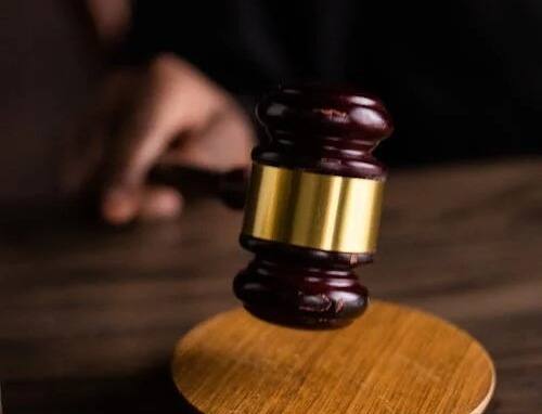 குற்றவியல் நடைமுறை சட்டம் (Code Of Criminal Procedure) 1973 படி பெண் குற்றவாளிகளை பெண் போலீசார் மட்டுமே கைது செய்ய முடியும்.