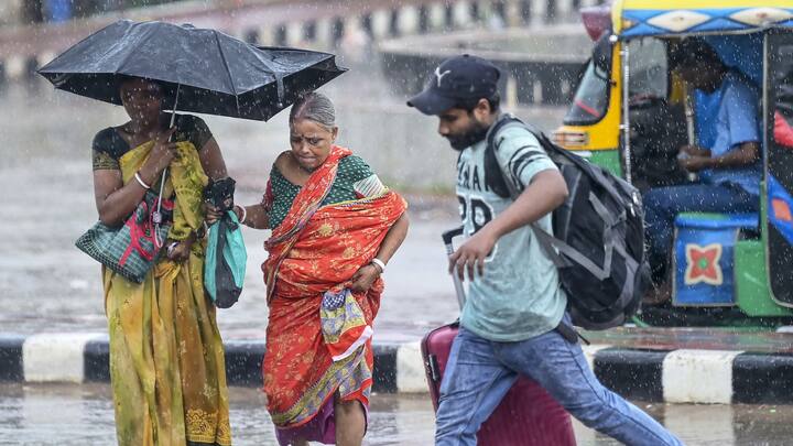 मौसम विभाग की मानें तो सुपौल, अररिया, किशनगंज, सहरसा, मधेपुरा, पूर्णिया, कटिहार, खगड़िया, भागलपुर, मुंगेर, बांका और जमुई में हल्के से मध्यम स्तर की बारिश हो सकती है.