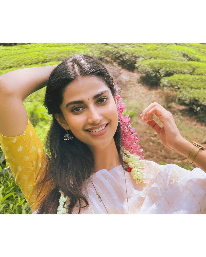 మీనాక్షి బాలీవుడ్లో కెరీర్ ప్రారంభించినా.. మంచి హిట్స్ తెలుగులోనే అందుకుంది. గుంటూరుకారంలో కనిపించిన ఈ అమ్మాయి.. మళ్లీ వేరే సినిమాతో తెలుగు ప్రేక్షకుల ముందుకు రాలేదు.(Images Source : Instagram/Meenaakshi Chaudhary)