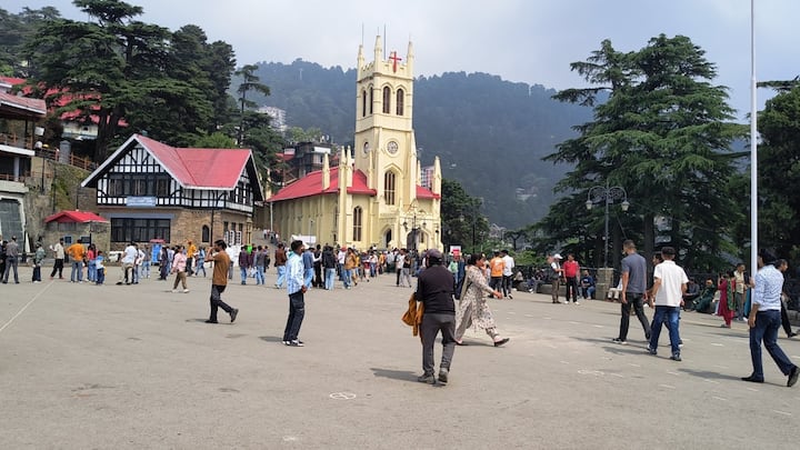 Himachal Pradesh Weather: देशभर में हो रही प्रचंड गर्मी से लोग परेशान हैं. परेशानी को कम करने के लिए सैलानी बड़ी संख्या में पहाड़ों का रुख कर रहे हैं.