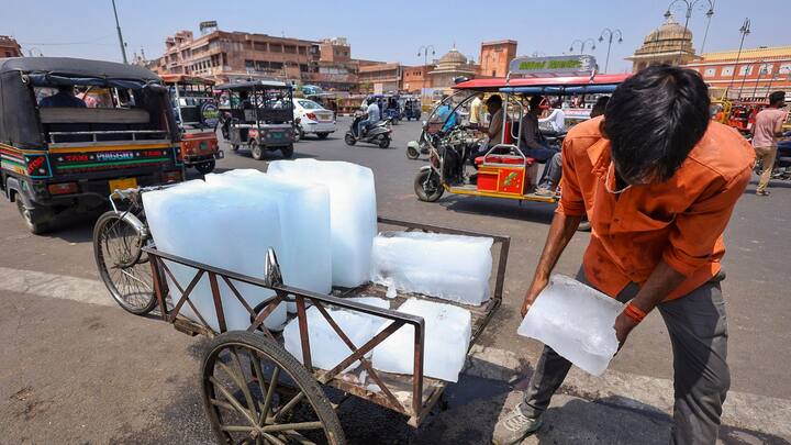 ঘূর্ণিঝড় রেমাল বিদায় নিলেও, জলীয়বাস্প থেকে রেহাই মেলেনি। যার জেরে আপেক্ষিক আর্দ্রতা চরমে দক্ষিণবঙ্গে (South Bengal)।