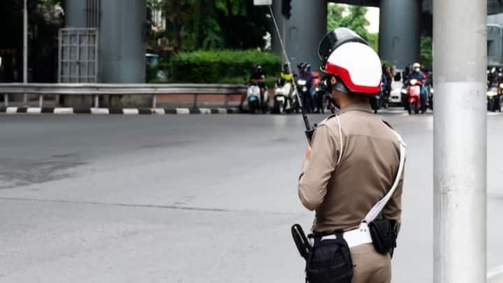 अक्सर सड़कों पर चलते वक्त्ते लोग कभी कभार ट्रैफिक नियम तोड़ देते हैं. इसके बाद उन पर चालान किया जाता है. यह चालान ट्रैफिक पुलिस द्वारा किया जाता है.