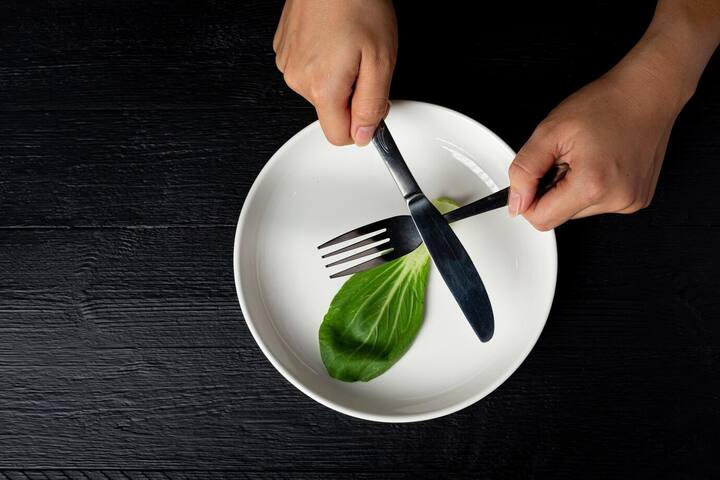 ખોરાકનું શું થાય છે?તમે જે પણ ખોરાક લો છો, તે તમારા શરીરમાં બળતણ (ઊર્જા)નું કામ કરે છે. શરીરના આવશ્યક અંગો ખોરાકને પચાવે છે અને તે પછી શરીર દ્વારા ઊર્જાનો ઉપયોગ થાય છે અને કચરો મળના રૂપમાં બહાર આવે છે. જે પણ વધારાનો ખોરાક છે, જે ઊર્જા માટે ઉપયોગી નથી, તે ચરબીમાં પરિવર્તિત થઈ જાય છે. આ ચરબી મોટાભાગે વધુ પડતા તેલ, મસાલા અને બિનજરૂરી ખોરાકને કારણે ઉત્પન્ન થાય છે. જો કે, ચરબી પણ જરૂરી છે પરંતુ નિશ્ચિત માત્રામાં. આ ચરબી ભવિષ્યમાં ઉપયોગ માટે શરીરમાં સંગ્રહિત થાય છે. ઉદાહરણ તરીકે, જો તમને ઘણા દિવસો સુધી ખોરાક ન મળે, તો આ ચરબી તમને જીવંત રાખવામાં મદદ કરે છે.