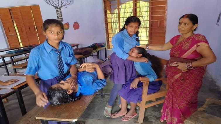 Bihar 16 students faint at school due to extreme heat in Sheikhpura બિહારમાં ભીષણ ગરમી, શેખપુરા અને બેગૂસરાયમાં 48 વિદ્યાર્થીનીઓ થઇ બેભાન, હોસ્પિટલમાં કરવી પડી દાખલ