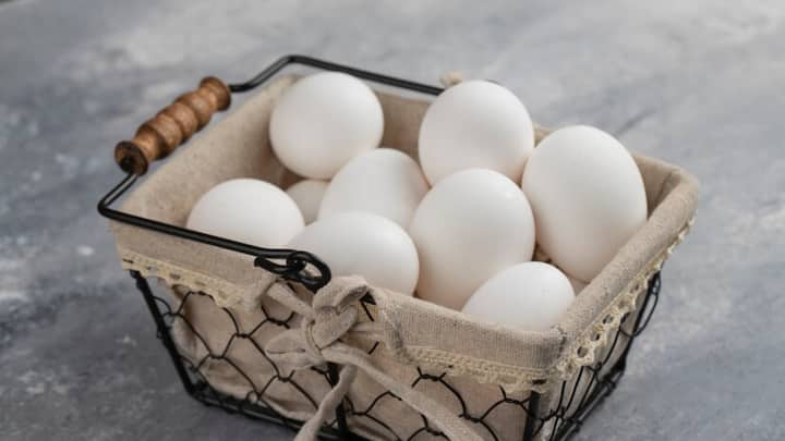 ডিমের খোসার বাইরে সালমোনেলা ব্যাকটেরিয়া থাকে। (ছবি ঋণ - ফ্রিপিক)