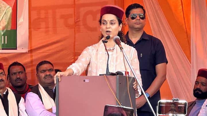 कंगना रणौत ने अपने एक भाषण में कांग्रेस पर जबरदस्त निशाना साधते हुए कहा था कि यह बेदाग चेहरे हैं और ऊपर से यह भ्रष्ट है. कांग्रेस नेताओं को एक से बढ़कर एक महाचोर बताया. यही नहीं कंगना ने तो ये भी कहा कि इंडी गठबंधन के हर नेता के चेहरे पर लिखा है कि मैं चोर हूं. कांग्रेस नेता विक्रमादित्य सिंह पर निशाना साधते हुए कंगना राणौत ने कहा था कि विक्रमादित्य सिंह महाचोर है और जमानत पर बाहर है. कंगना ने कहा कि उन्होंने मुझपर इल्जाम लगाया कि मैं अपवित्र हूं और फिल्मों में काम करती हूं.