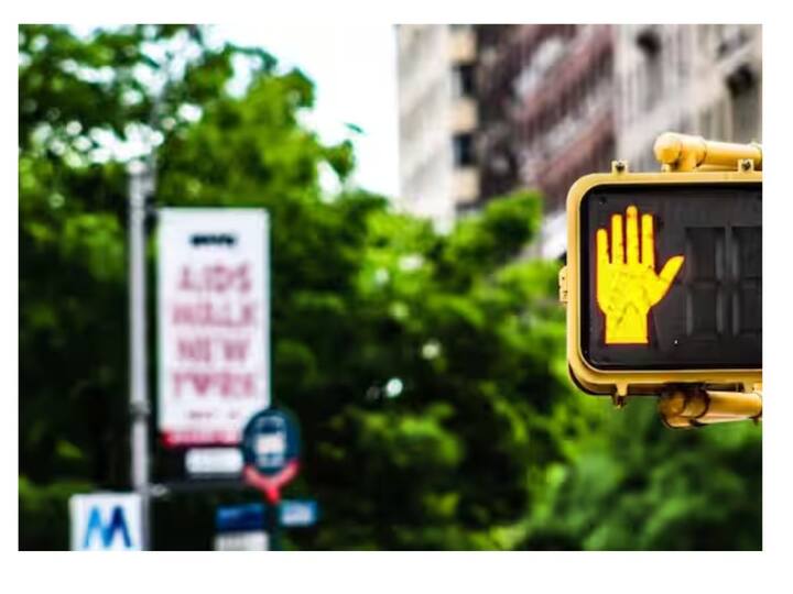 ਹੁਣ ਸਵਾਲ ਇਹ ਹੈ ਕਿ ਲਾਲ ਅਤੇ ਹਰੇ ਰੰਗ ਨੂੰ ਲਾਗੂ ਕਰਨ ਪਿੱਛੇ ਕੀ ਕਾਰਨ ਸੀ? ਅਸਲ ਵਿੱਚ, ਦੂਜੇ ਰੰਗਾਂ ਦੇ ਮੁਕਾਬਲੇ, ਇਹ ਰੰਗ ਦੂਰੋਂ ਵੀ ਸਾਫ਼ ਵੇਖੇ ਜਾ ਸਕਦੇ ਹਨ। ਇਸੇ ਲਈ ਜਹਾਜ਼ਾਂ ਨੇ ਉਨ੍ਹਾਂ ਨੂੰ ਨੇਵੀਗੇਸ਼ਨ ਲਈ ਵਰਤਿਆ। ਇਸ ਤੋਂ ਇਲਾਵਾ ਪੁਰਾਣੇ ਲਾਈਟ ਹਾਊਸਾਂ ਵਿੱਚ ਵੀ ਇਹੀ ਰੰਗ ਵਰਤੇ ਜਾਂਦੇ ਸਨ। ਜਿਸ ਤੋਂ ਬਾਅਦ ਉਨ੍ਹਾਂ ਨੂੰ ਵੀ ਟ੍ਰੈਫਿਕ ਸਿਗਨਲਾਂ 'ਚ ਸ਼ਾਮਲ ਕੀਤਾ ਗਿਆ।