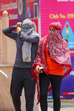 Delhi Weather Today: दिल्ली में आसमान से बरस रही आग! 50 डिग्री तक पहुंचा पारा, जानें- कब मिलेगी गर्मी से राहत?