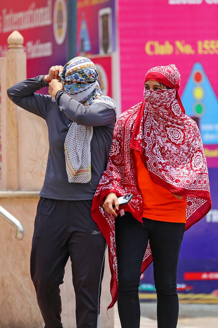 ऐसे में राजधानी में पारा 49 डिग्री के पार पहुंच गया. मौसम विभाग के मुताबिक मंगलवार को मंगेशपुर इलाके में 49.9 डिग्री दर्ज किया गया. वहीं शहर के नजफगढ़ में पारा 49.8 डिग्री तापमान दर्ज किया गया.