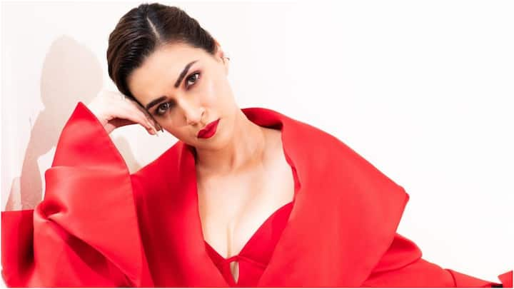 Kriti Sanon Instagram Photos: బాలీవుడ్ స్టార్ హీరోయిన్లలో కృతి సనన్ ఒకరు. ఆమె లేటెస్ట్ ఫోటోలు చూశారా? గ్లామర్ కి గ్లామర్, స్టైల్ కి స్టైల్, రేంజ్ కి రేంజ్ ఉన్నాయి. (Image : kritisanon / Instagram)