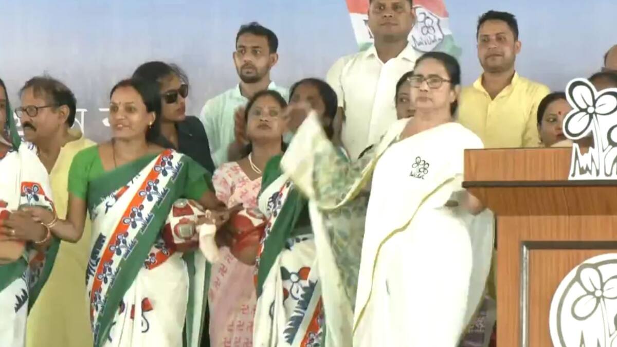 Lok Sabha Election 2024: चुनावी रैली में मंच पर खूब थिरकीं ममता बनर्जी, आप भी देखें वीडियो