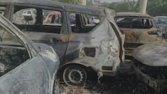 दिल्ली के मधु विहार में पार्किंग में लगी आग, 17 गाड़ियां जलकर खाक