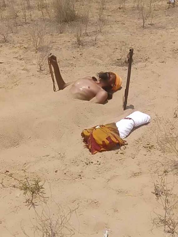 चिलचिलाती धूप में तपस्या..... गर्म रेत में लेटे बाबा का वीडियो वायरल