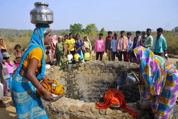 गर्मी से तप रहे उत्तर भारत के लिए राहत की खबर सामने आई है. IMD के मुताबिक, अरब सागर में चक्रवात की स्थिति बन रही है. इससे अगले दो से तीन दिन के भीतर उत्तर पश्चिम से पूर्व की ओर हवा चलने की संभावना है.