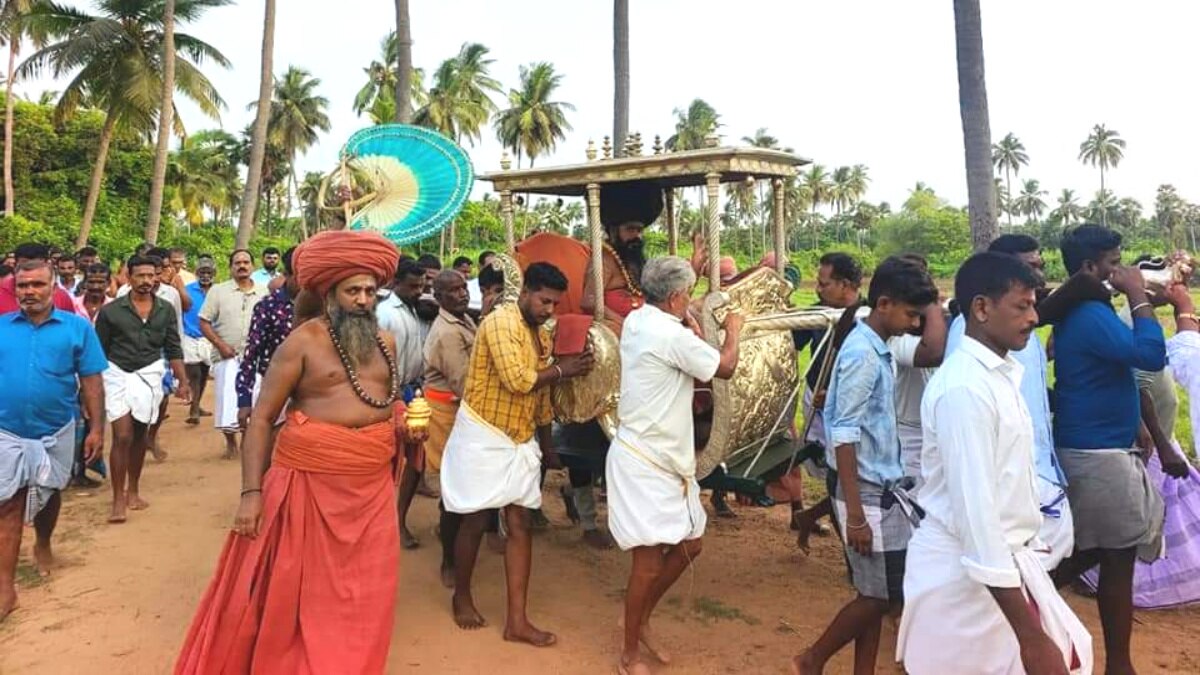 முந்தைய ஆதீனங்களின் குருமூர்த்தங்களுக்கு பல்லக்கில் சென்று வழிபாடு செய்த தருமபுரம் ஆதீனம்